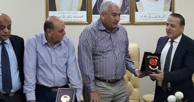 صور .. رئيس كلية الدار الجامعية بدبى تكرم رئيس جامعة مدينة السادات