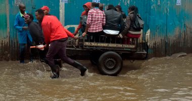 صور.. فيضانات مدمرة تجتاح كينيا وشلل تام بالحركة المرورية