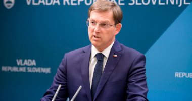 صور.. رئيس وزراء سلوفينيا يستقيل بعد إبطال القضاء استفتاء بشأن مشروع حكومى
