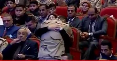 فيديو.. والدة الشهيد شريف محمد عمر تحتضن صديقه المقدم هلال فى مشهد مؤثر