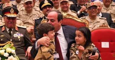 فيديو وصور..  الرئيس السيسي يحتضن أبناء الشهداء.. ويؤكد: "هنصلى العيد مع بعض"