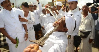صور.. الهندوس يحيون "يوم الصمت والعزلة" بـالخناجر بإندونيسيا