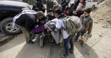 صور.. الصليب الأحمر يوزع مساعدات على أهالى الغوطة الشرقية بسوريا