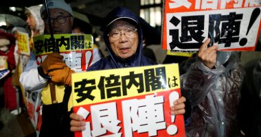 صور.. تظاهرات باليابان تطالب باستقالة رئيس الوزراء شينزو آبى