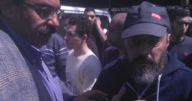عمرو عبد الجليل وأشرف زكى فى جنازة السيناريست طارق عبد الجليل