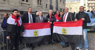7 فيديوهات ترصد احتشاد المصريبن أمام السفارة بباريس للإدلاء بأصواتهم