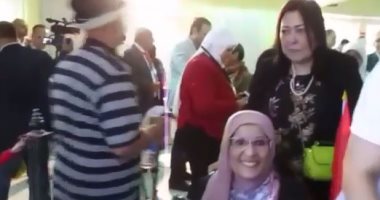 فيديو.. قنصل مصر فى الكويت تساعد سيدة قعيدة للإدلاء بصوتها فى الانتخابات