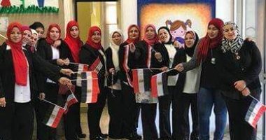 سيدة كويتية تشارك المصريين احتفالاتهم بالعملية الانتخابية بالسفارة المصرية