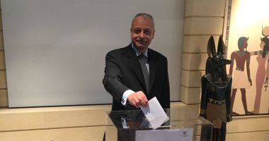 سفير مصر باليابان يدلى بصوته فى انتخابات الرئاسة.. ويؤكد: توافد أعداد كبيرة 