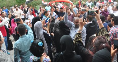 فيديو.. مصريون يرقصون بالعصا على المزمار البلدى أمام لجان التصويت بالخارج