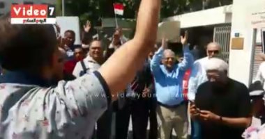 فيديو.. مصريون بالخارج يهتفون: "اصح يا مصرى وقوم من النوم النهاردة أحلى يوم"