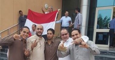صور.. المصريون فى قطر يحتفلون بالمشاركة فى الانتخابات بعلامة النصر 