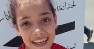فيديو.. طفلة مصرية بالإمارات تشدو بـ"قالوا أيه" أثناء التوجه للجان الانتخاب