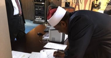 صور.. وكيل الأزهر يدلى بصوته فى انتخابات المصريين بالخارج فى طوكيو
