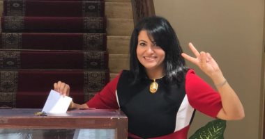 نائبة سفير مصر فى مسقط تتزين بالعلم المصرى أثناء التصويت بانتخابات الرئاسة
