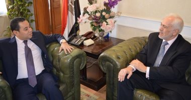 وزير قطاع الأعمال العام يبحث مع سفير اليونان بالقاهرة سبل التعاون المشترك