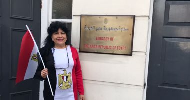 صور.. حشود المصريين أمام السفارة فى لندن.. وناخبة ترتدى فستان علم مصر 
