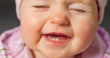 متى يبدأ الأطفال في التسنين؟ اعرفى طرق العناية بأسنان الصغار