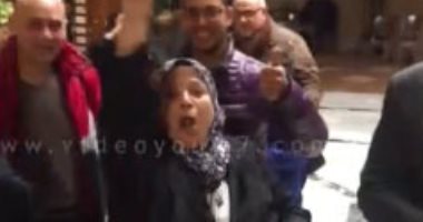 فيديو.. مصرية تزلزل سفارة مصر فى روما بالزغاريد بعد الإدلاء بصوتها