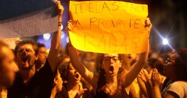 صور.. تواصل المظاهرات الحاشدة فى البرازيل احتجاجا على اغتيال سياسية بارزة