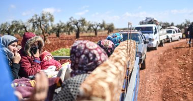 فرار آلاف السوريين من منطقة عفرين بسبب الانتهاكات التركية - صور