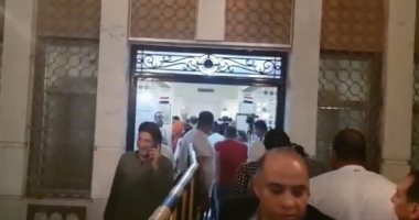 فيديو.. المصريون يتوافدون على لجان الاقتراع بالكويت فى الساعات الأخيرة للتصويت