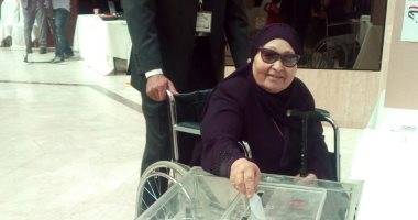سيدة مسنة على كرسى متحرك تدلى بصوتها فى الانتخابات بسفارة مصر بالرياض