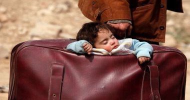 صورة بألف معنى.. براءة "طفل الحقيبة" تحرق قلوب الفارين من الغوطة الشرقية