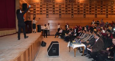 سكرتير عام محافظة المنيا يشهد ختام برنامج "محكي الشباب"