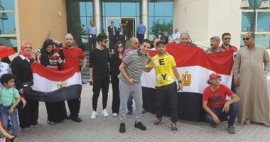 المصريون فى قطر يواصلون تحدى "الحمدين" قبل ساعات من انتهاء التصويت (صور)