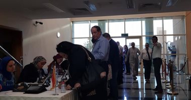 فيديو وصور.. المصريون فى قطر يتدفقون بكثافة للتصويت بانتخابات الرئاسة قبل الإغلاق 