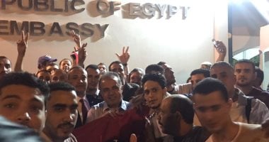 "صوت مصر بالخارج": زحام أمام سفارتنا بأبو ظبى ونداء للسفير بمد وقت التصويت