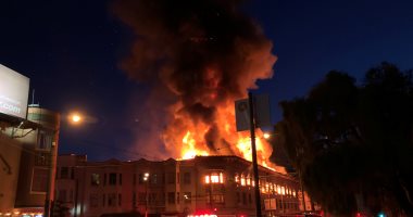 صور.. حريق هائل يلتهم مبنى فى مدينة سان فرانسيسكو الأمريكية