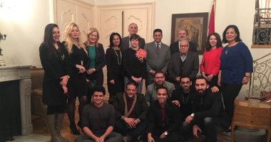 سفارة مصر ببلجراد تستضيف مسئولين صرب وسفراء عرب وأفارقة لعرض مسرحية الزيارة