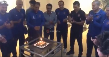 فيديو.. تورتة وشموع فى احتفال الأهلى بعيد ميلاد حسام البدرى