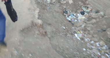 صور.. قارئ يشكو من وجود حفرة كبيرة بمحطة قطار قرية وروره مركز بنها