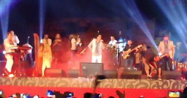محمد منير يبدأ حفل الأقصر عاصمة الثقافة بأغنية "ياعروسة النيل ياحته من السما"