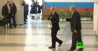 فيديو.. رئيس المركز الانتخابى فى موسكو يحرج بوتين ويرفض قبول قلم التصويت
