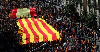 صور.. معارضو استقلال كتالونيا يتظاهرون تحت شعار "التعقل الآن أكثر من أى وقت مضى"