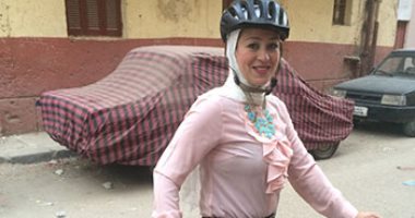 فيديو وصور.. "أميرة" تتحدى عادات وتقاليد الصعيد وتسافر بالدراجة من أسيوط لسوهاج