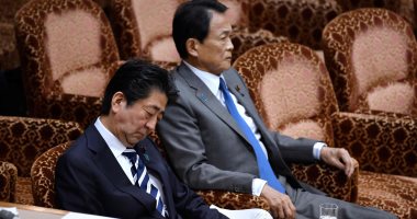 صور.. رئيس وزراء اليابان يظهر "محبط" فى جلسة مجلس الشيوخ