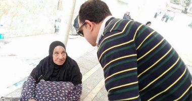 صور.. وزارة التضامن تنقذ مسنة من أمام مسجد الحسين وتودعها دار رعاية