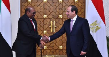 صور.. الرئيس السيسى ونظيره السودانى يستعرضان حرس الشرف بقصر الاتحادية
