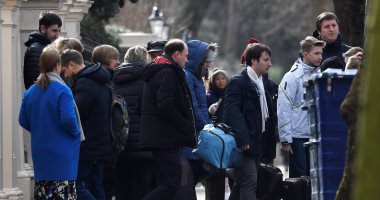 الدبلوماسيون الروس يغادرون مبنى السفارة فى لندن نحو المطار