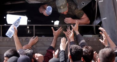 صور.. الجيش السورى يقدم مساعدات إنسانية لأهالى الغوطة الشرقية