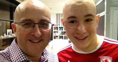 طبيب بريطانى يطالب بحظر ملاعب النجيل الصناعى بعد وفاة ابنه بالسرطان