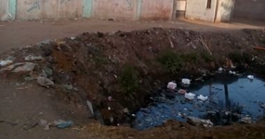 صور.. شكوى من انتشار القمامة بترعة قرية تليجة فى محافظة الشرقية
