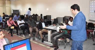 صور.. رئيس قسم الأخبار بـ"اليوم السابع" يحاضر طلاب جنوب السودان بـ"إعلام القاهرة"