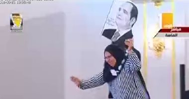 فيديو.. الأم المثالية لكفر الشيخ ترفع صورة السيسي فوق رأسها خلال التكريم