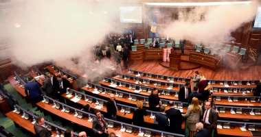 صور.. المعارضة فى كوسوفو تطلق قنبلة مسيلة للدموع داخل البرلمان 